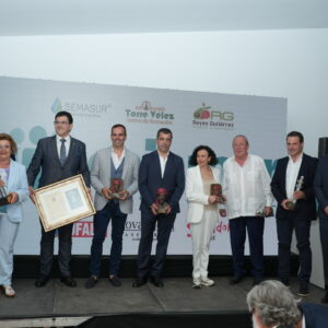 CENA EMPRESARIAL Y ENTREGA DISTINCIONES